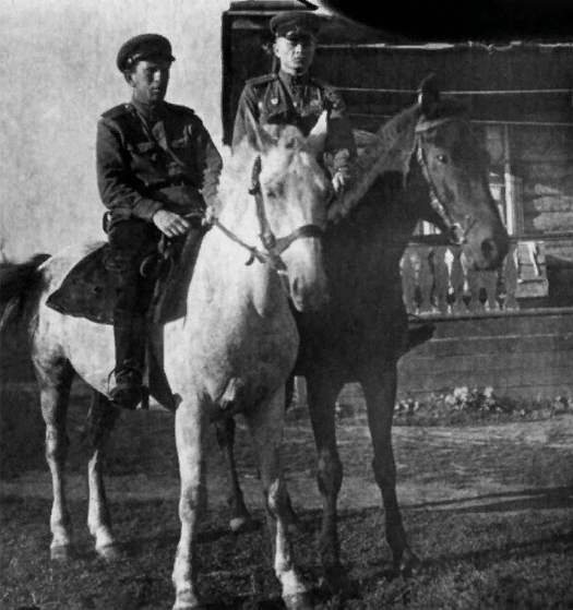 И. Л. Устинов (справа) при проведении оперативных мероприятий. 1944 г.