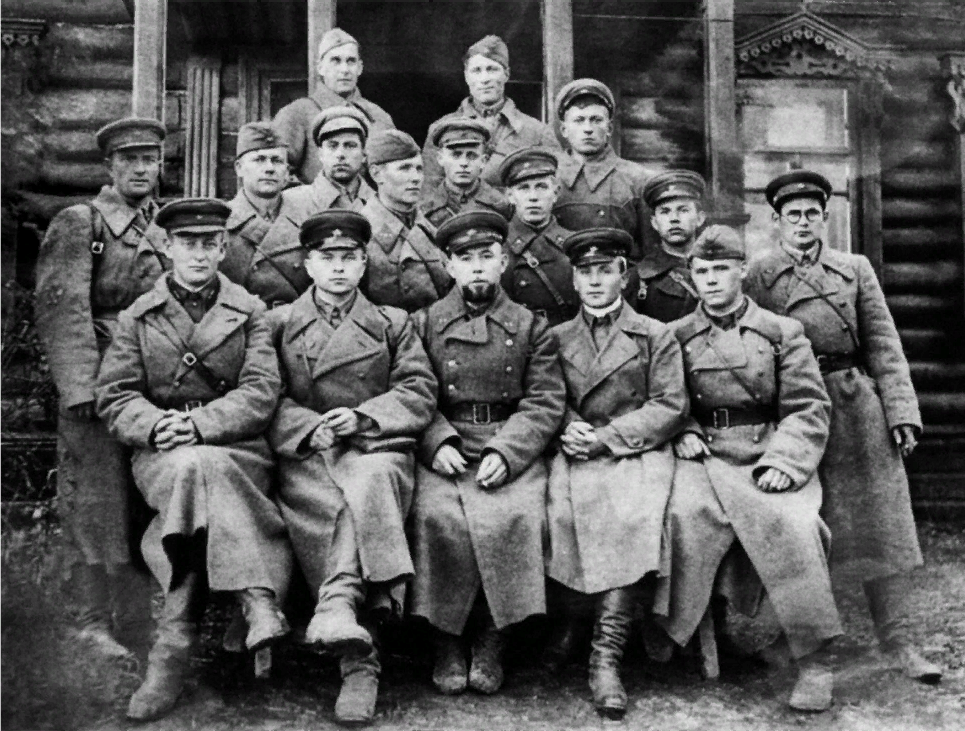 Личный состав особого отдела. 1941г. (И. Л. Устинов в нижнем ряду — второй слева)