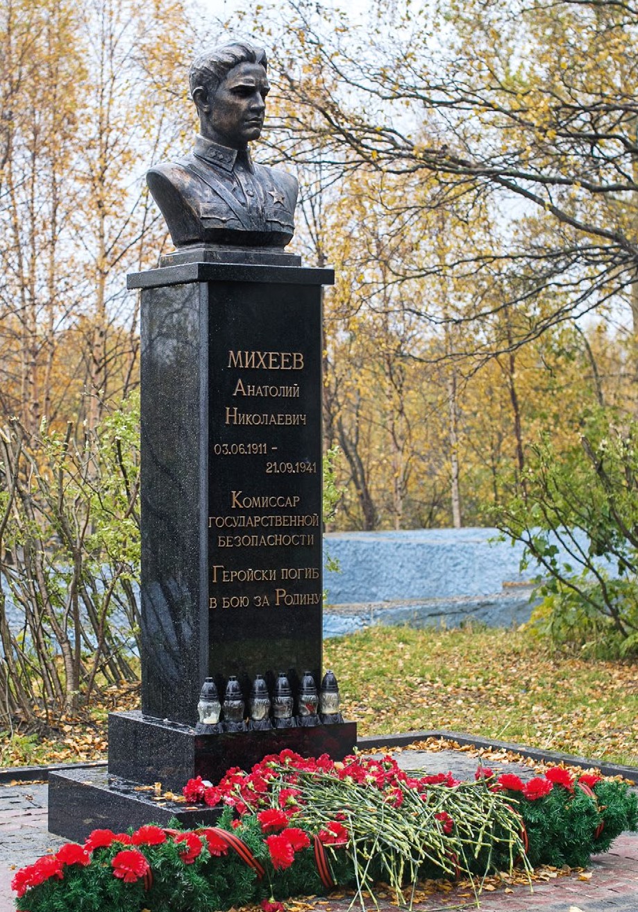 Памятник  А. Н.  Михееву  на  родине  в  г.  Кемь Республики Карелия
